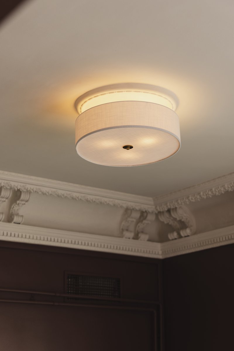 Noah Ø50 Vit plafond från Globen Lighting - Noah &auml;r en stilren och dekorativ plafond, handgjord i vitt linnetyg med en vacker, levande struktur.