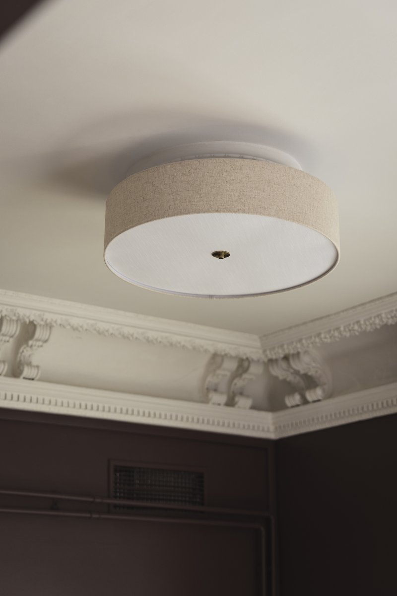 Noah Ø65 Beige plafond från Globen Lighting - Noah &auml;r tillverkad f&ouml;r hand i inf&auml;rgat linnetyg och blir en sober och dekorativ plafond i taket.