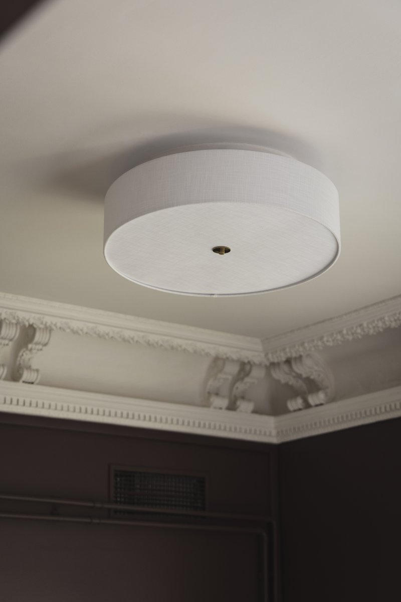 Noah Ø65 Vit plafond från Globen Lighting - Noah &auml;r en stilren och dekorativ plafond, handgjord i vitt linnetyg med en vacker, levande struktur.