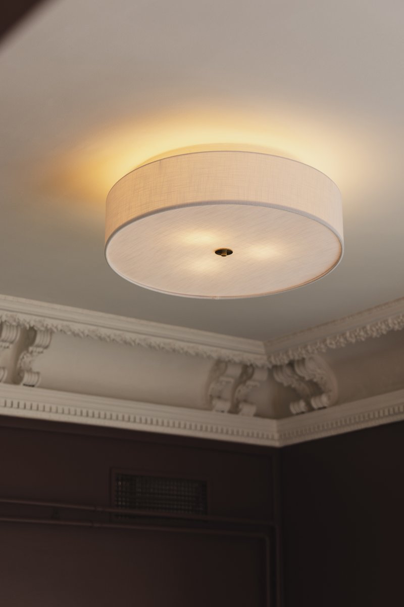 Noah Ø65 Vit plafond från Globen Lighting - Noah &auml;r en stilren och dekorativ plafond, handgjord i vitt linnetyg med en vacker, levande struktur.