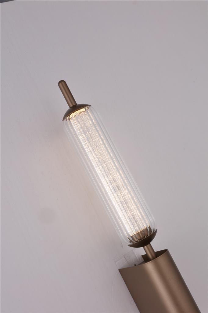 Cattail 54cm Brun vägglampa från Searchlight - Den slanka siluetten i brunf&auml;rgad metall kombineras med en klar, r&auml;fflad glaskupa och en dekorativ, texturerad diffuser som f&aring;ngar och bryter ljuset p&aring; ett vackert s&auml;tt.