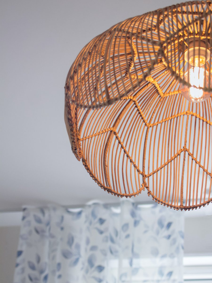 Belle Ø53 Natur taklampa från PR Home - D&aring; lampan &auml;r tillverkad i naturligt material kan b&aring;de f&auml;rg och form variera och f&auml;rgen kan f&ouml;r&auml;ndras &ouml;ver tid &ndash; en del av dess charm och &auml;kthet.