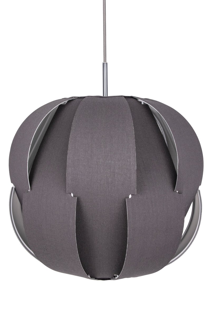Pavot Ø45 Grå taklampa från Globen Lighting - Tyget i linne &auml;r uppsp&auml;nt runt en metallstomme och en metallpinne i krom blir en brygga mellan lampsk&auml;rmen och den 120 cm l&aring;nga gr&aring;a textilkabeln.