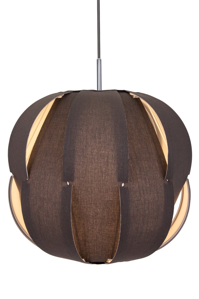 Pavot Ø45 Grå taklampa från Globen Lighting - Tyget i linne &auml;r uppsp&auml;nt runt en metallstomme och en metallpinne i krom blir en brygga mellan lampsk&auml;rmen och den 120 cm l&aring;nga gr&aring;a textilkabeln.
