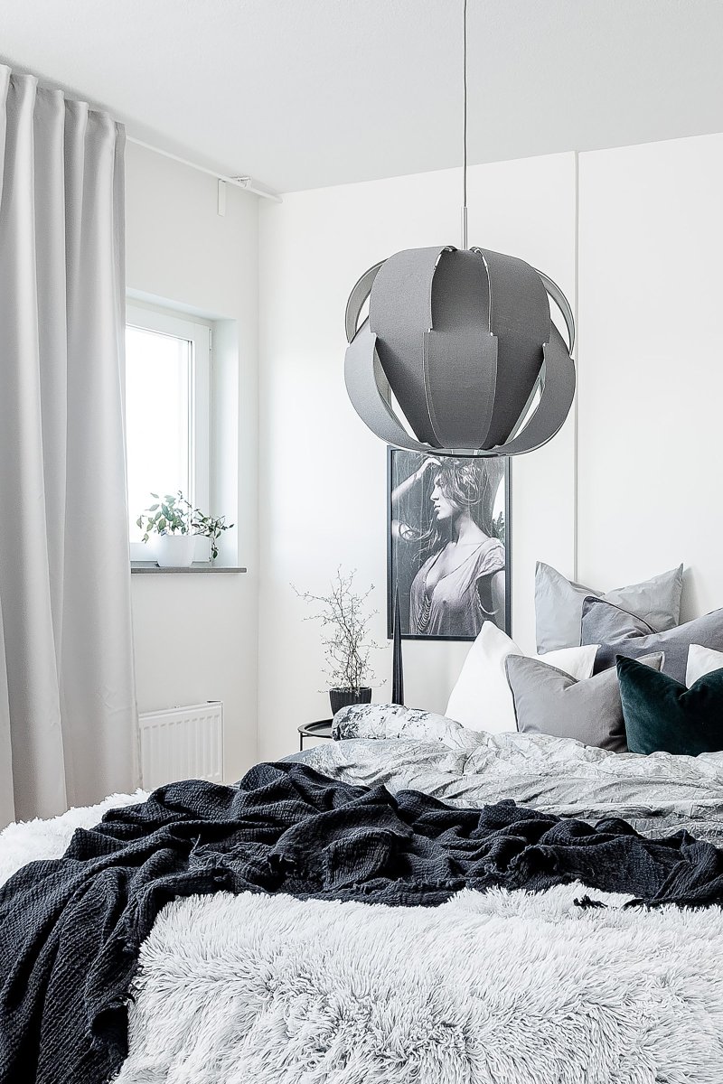 Pavot Ø45 Grå taklampa från Globen Lighting - Tyget i linne &auml;r uppsp&auml;nt runt en metallstomme och en metallpinne i krom blir en brygga mellan lampsk&auml;rmen och den 120 cm l&aring;nga gr&aring;a textilkabeln.