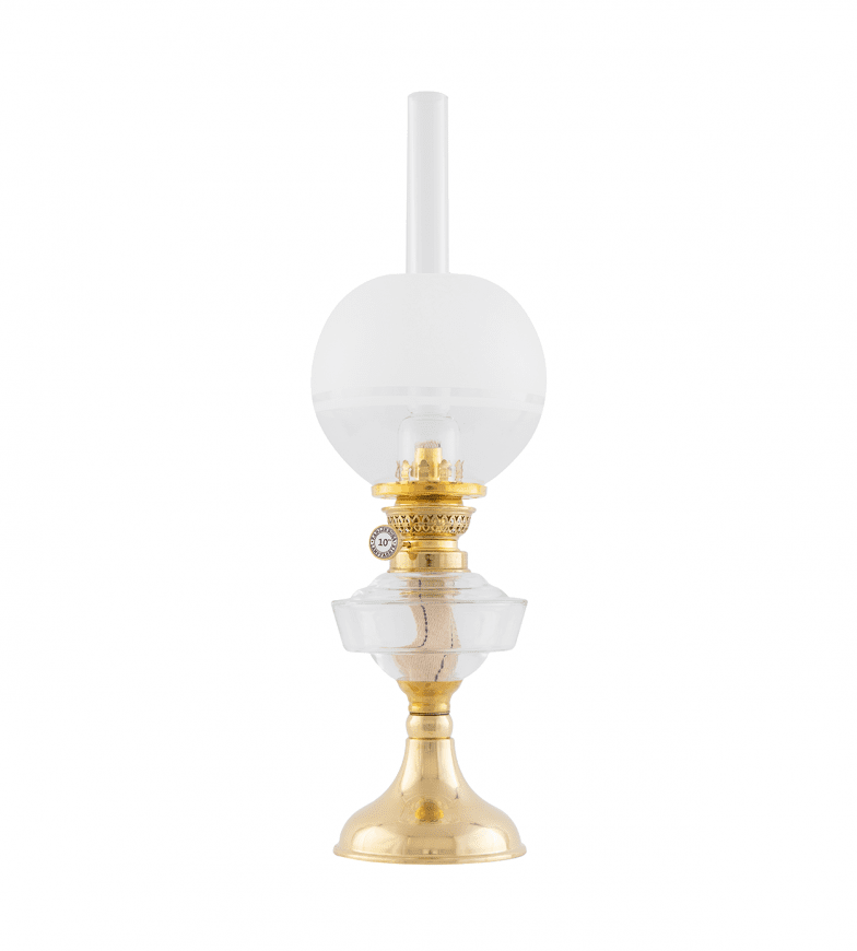 Trossö 70 Mässing från Karlskrona lampfabrik - En fotogenlampa med oljehus i klarglas som med sin enkla vackert b&ouml;ljande fot, &auml;r en riktig klassiker som funnits med i v&aring;rt sortiment sedan 1890-talet.