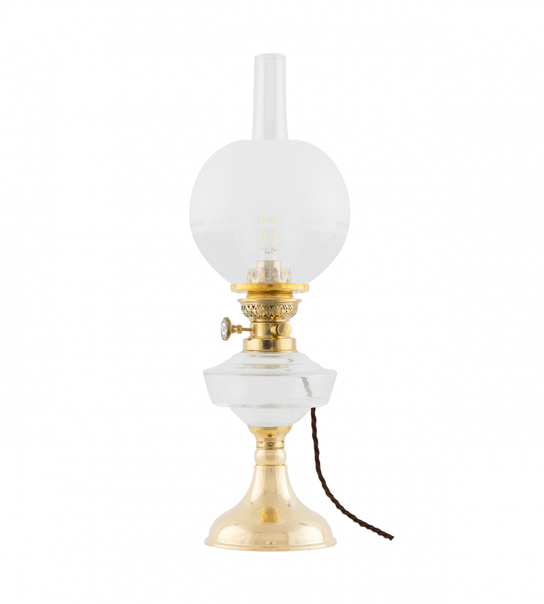 Trossö EL 70 Mässing från Karlskrona lampfabrik - En elmonterad fotogenlampa med oljehus i klarglas som med sin enkla vackert b&ouml;ljande fot, &auml;r en riktig klassiker som i sitt originalutf&ouml;rande funnits med i v&aring;rt sortiment sedan 1890-talet.
