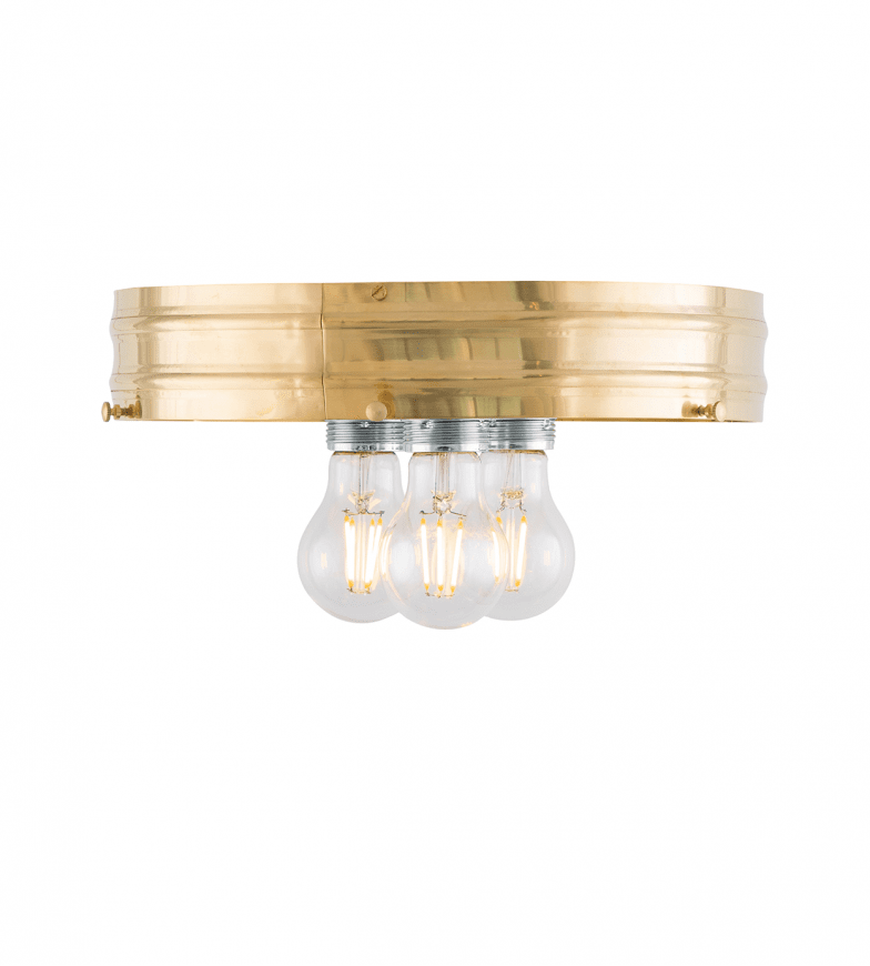 Heidenstam 300 Mässing från Karlskrona lampfabrik - Lampan &auml;r f&ouml;rsedd med tre ljusk&auml;llor f&ouml;r en j&auml;mnare och behagligare ljusbild, vilket &auml;r s&auml;rskilt viktigt vid anv&auml;ndandet av slipade kristallglas.