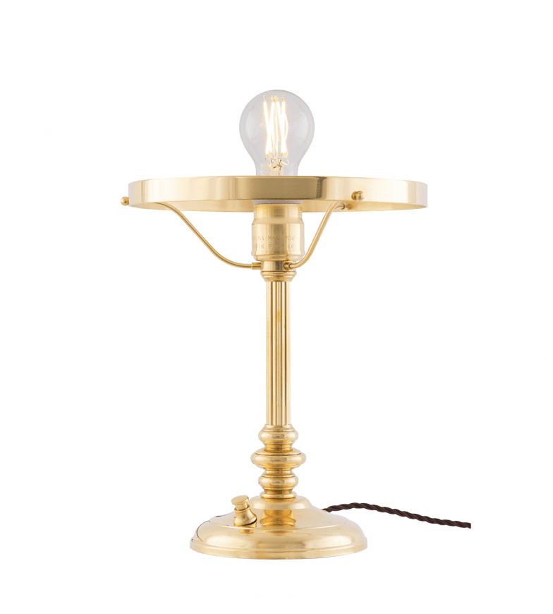 Karlfeldt Mässing från Karlskrona lampfabrik - Karlfeldt &auml;r en klassisk skrivbordslampa som har sitt formm&auml;ssiga ursprung i de tidiga 1800-talets Sinumbralampor &ndash; ett smalt mittstag med formen av en antik kannelerad pelare som b&auml;r upp en rotationssymmetriskt formad glaskupa.