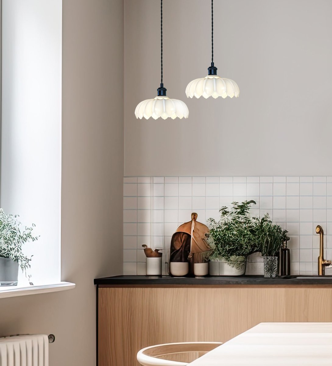 Sofia Ø25 Svart/Vit fönsterlampa från Aneta Lighting - F&ouml;nsterlampan Sofia i romantisk vintagestil blir en fin inredningsdetalj som fungerar s&aring;v&auml;l i det klassiska, lantliga och moderna hemmet.