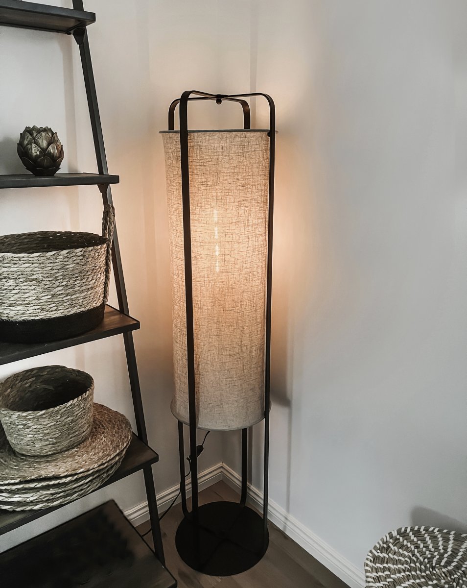 Ronda Natur golvlampa från Aneta Lighting - Ronda &auml;r en modern golvlampa med en svart metallstomme och naturbeige tyg av linneliknande kvalitet.