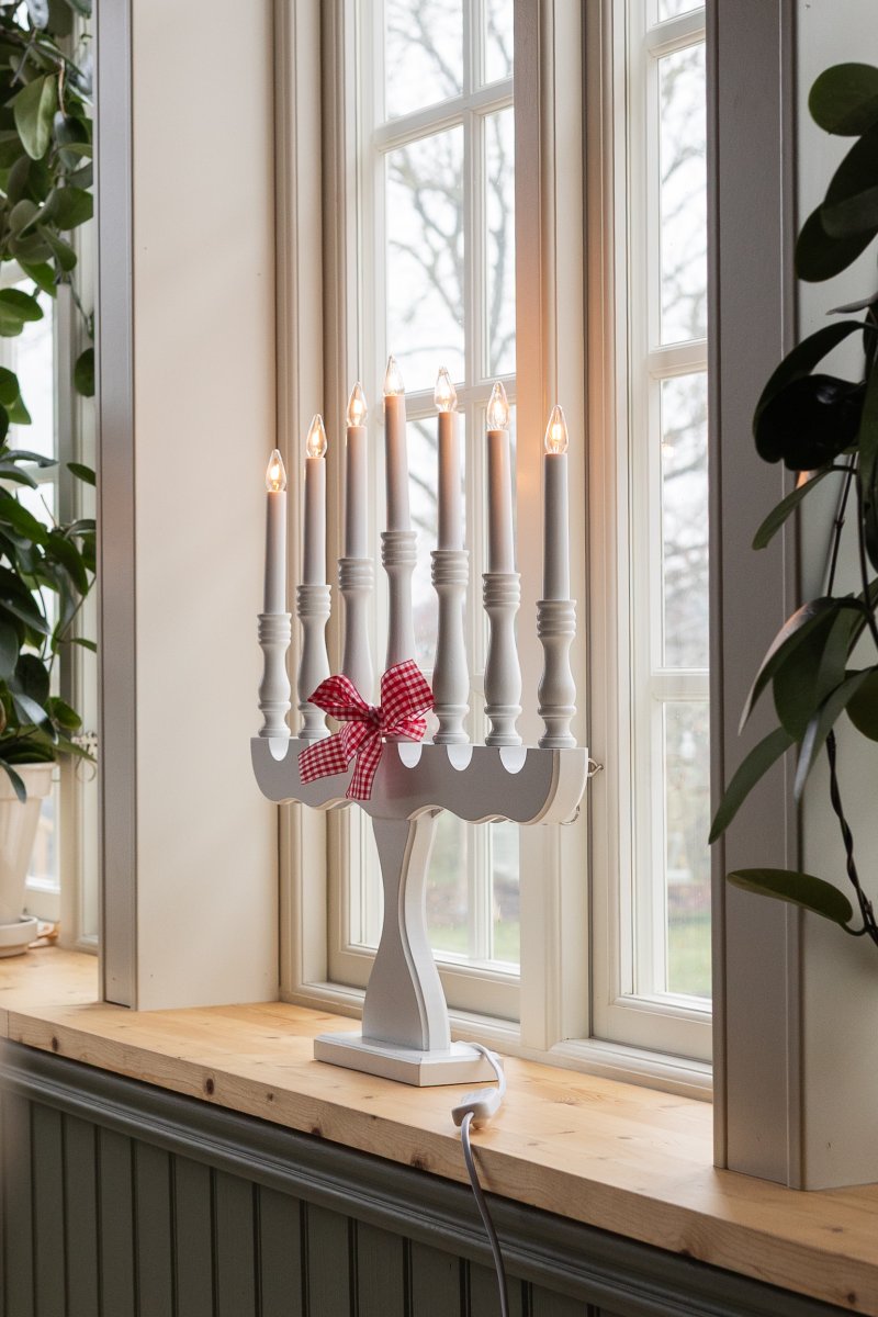 Svaneholm Vit från Markslöjd - Ljusstake med sju armar i en vit kul&ouml;r som funkar i alla hem.