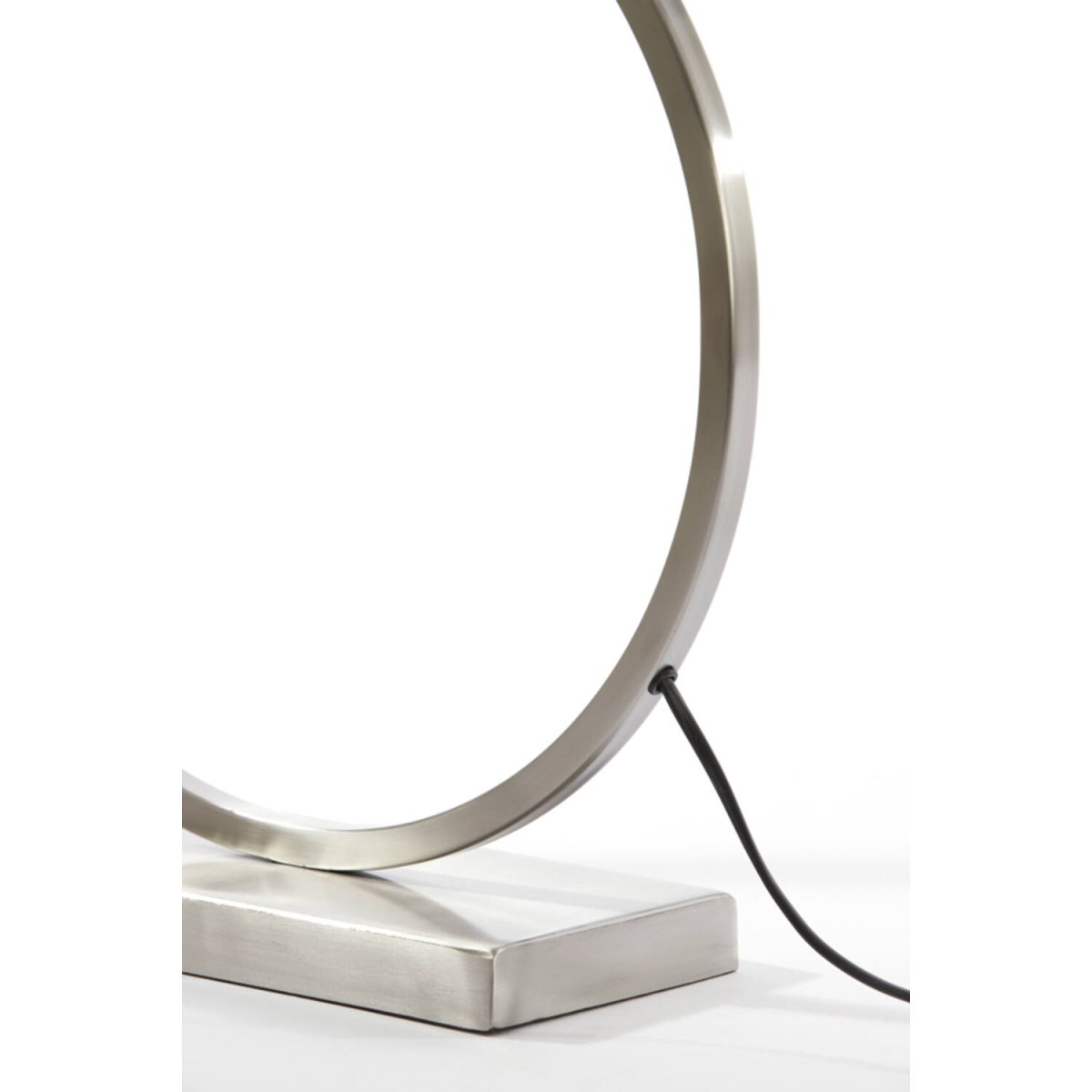 Liva 52cm Silver från Light & Living - Den silvriga finishen reflekterar ljuset vackert och ger en varm och inbjudande atmosf&auml;r.