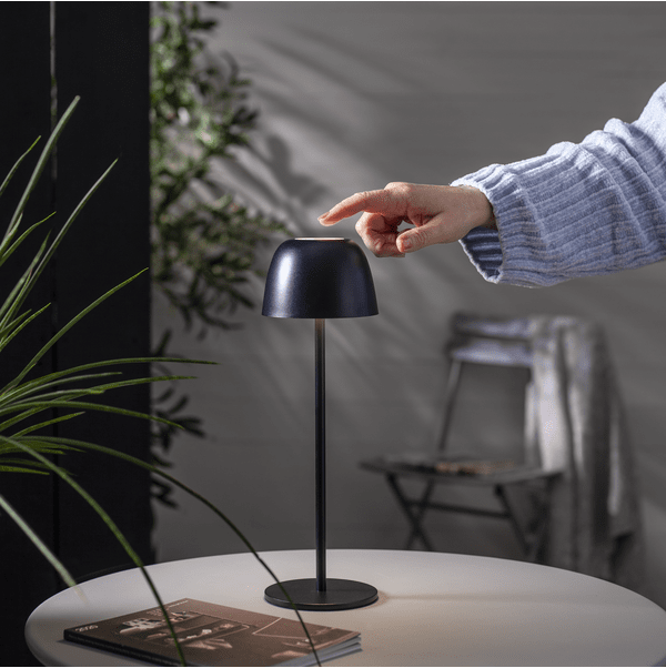 Ronda 35cm Svart portabel från Star Trading - Snygg uppladdningsbar bordslampa med dimmerfunktion som justeras genom att h&aring;lla ett finger l&auml;ngst upp p&aring; sk&auml;rmen till &ouml;nskad ljusstyrka.