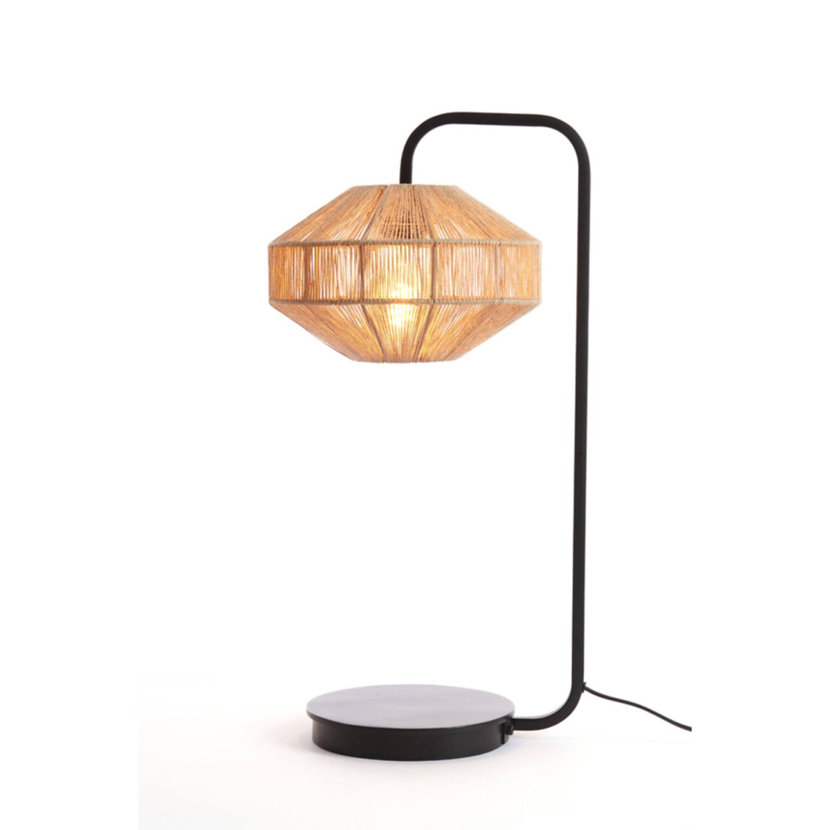 Lyra 60cm Natur bordslampa från Light & Living - Dess luftiga design ger ett bohemiskt och stilrent uttryck som passar perfekt i b&aring;de modernt och rustikt inredda hem.