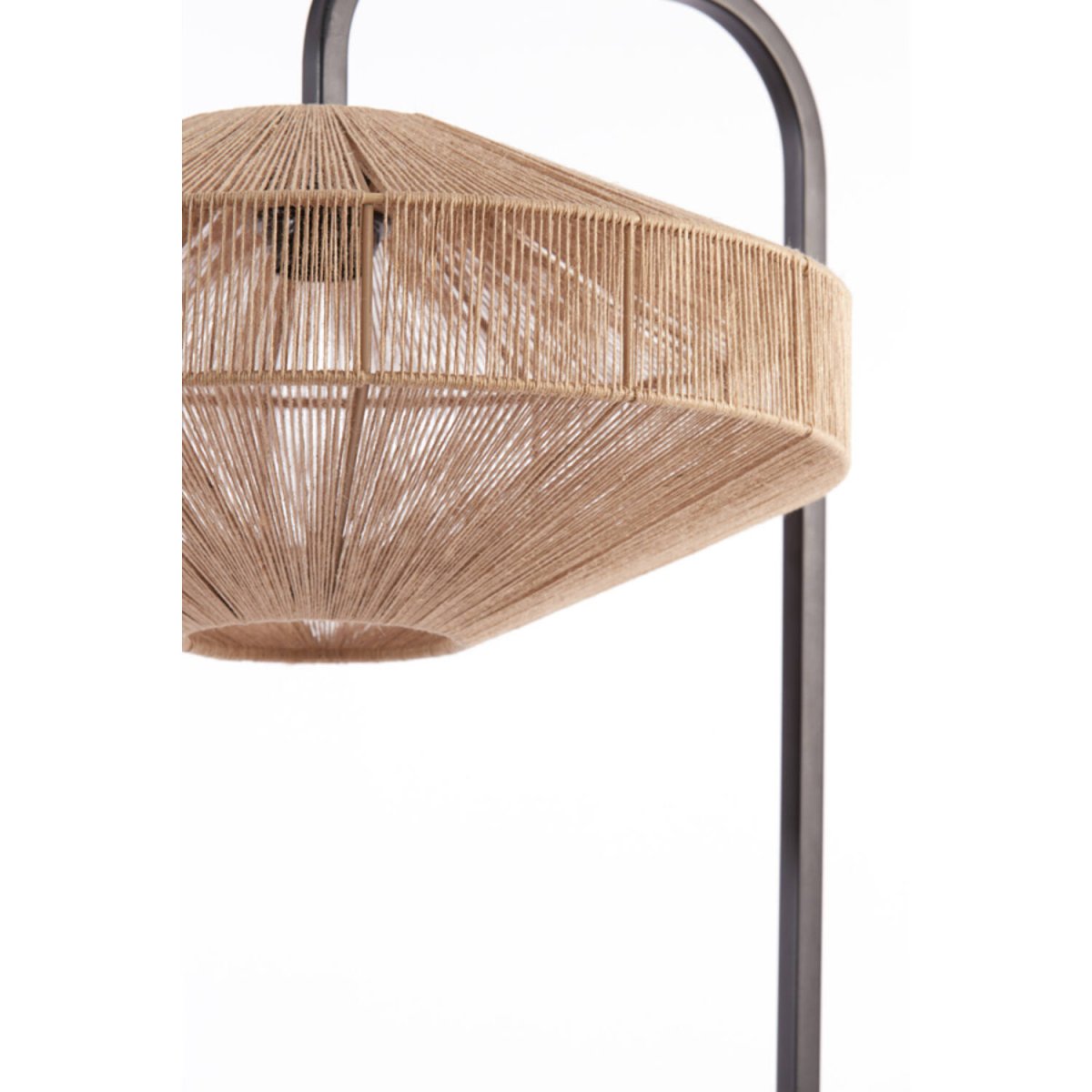 Lyra Natur golvlampa från Light & Living - Dess luftiga design ger ett bohemiskt och stilrent uttryck som passar perfekt i b&aring;de modernt och rustikt inredda hem.