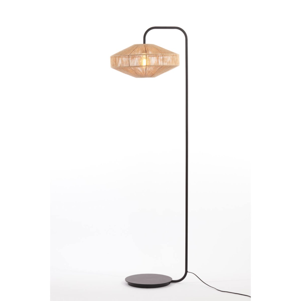 Lyra Natur golvlampa från Light & Living - Dess luftiga design ger ett bohemiskt och stilrent uttryck som passar perfekt i b&aring;de modernt och rustikt inredda hem.