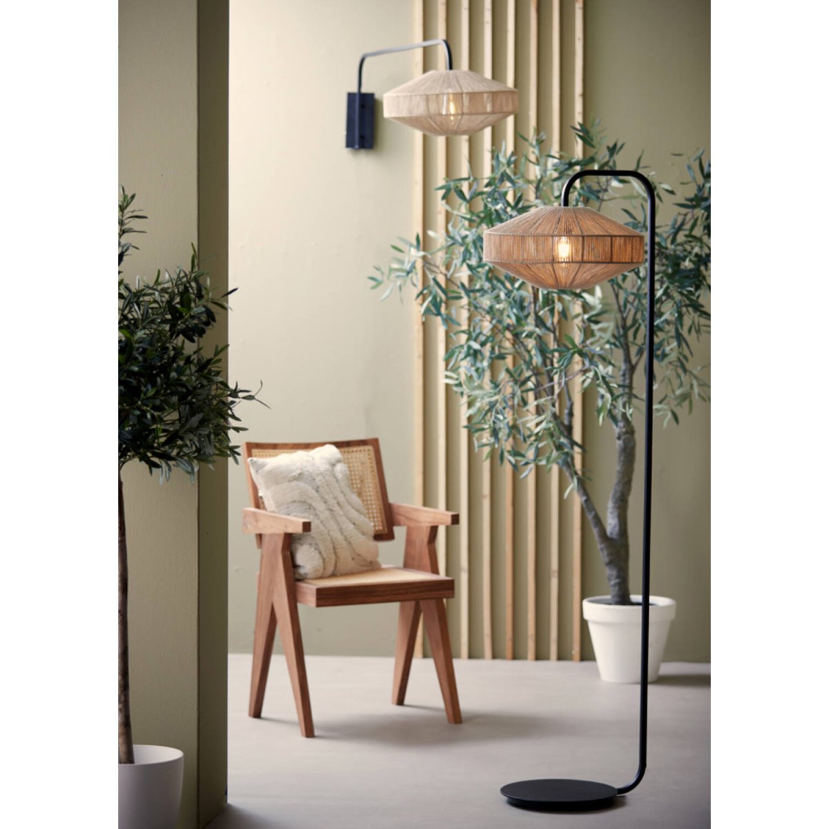 Lyra Natur golvlampa från Light & Living - Dess luftiga design ger ett bohemiskt och stilrent uttryck som passar perfekt i b&aring;de modernt och rustikt inredda hem.