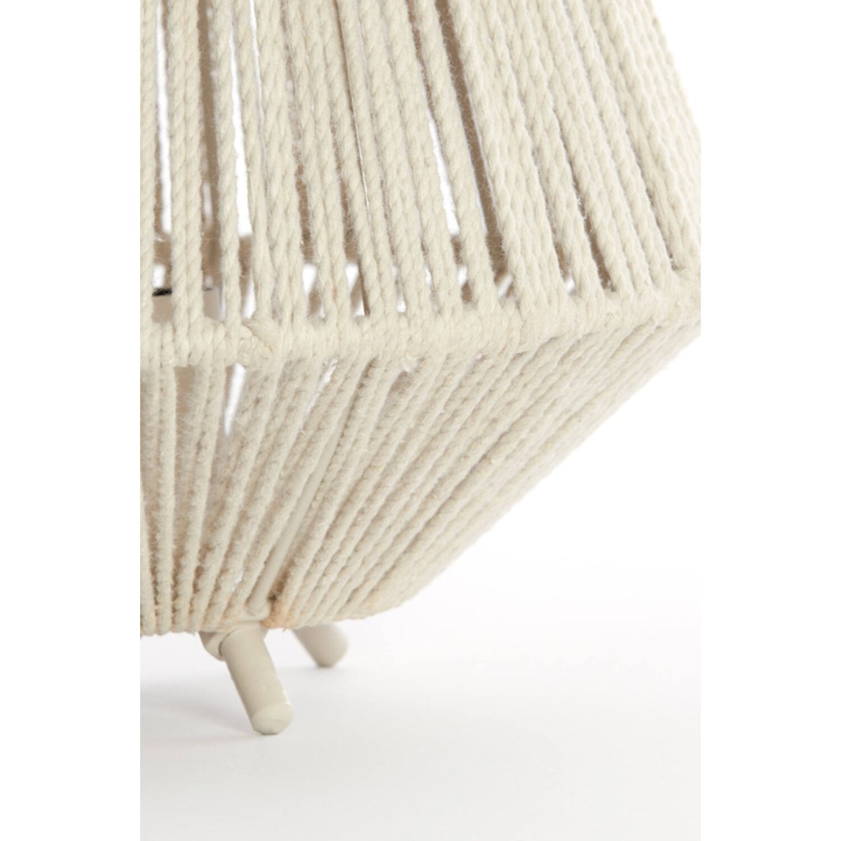 Felida 32cm Krämvit bordslampa från Light & Living - Den geometriska formen och det mjuka materialet ger en bohemisk och naturlig k&auml;nsla, perfekt f&ouml;r att addera en mysig atmosf&auml;r i ditt hem.