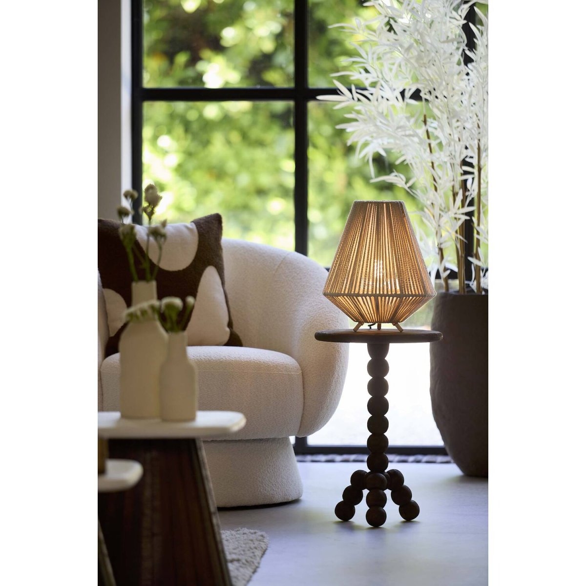 Felida 32cm Krämvit bordslampa från Light & Living - Den geometriska formen och det mjuka materialet ger en bohemisk och naturlig k&auml;nsla, perfekt f&ouml;r att addera en mysig atmosf&auml;r i ditt hem.