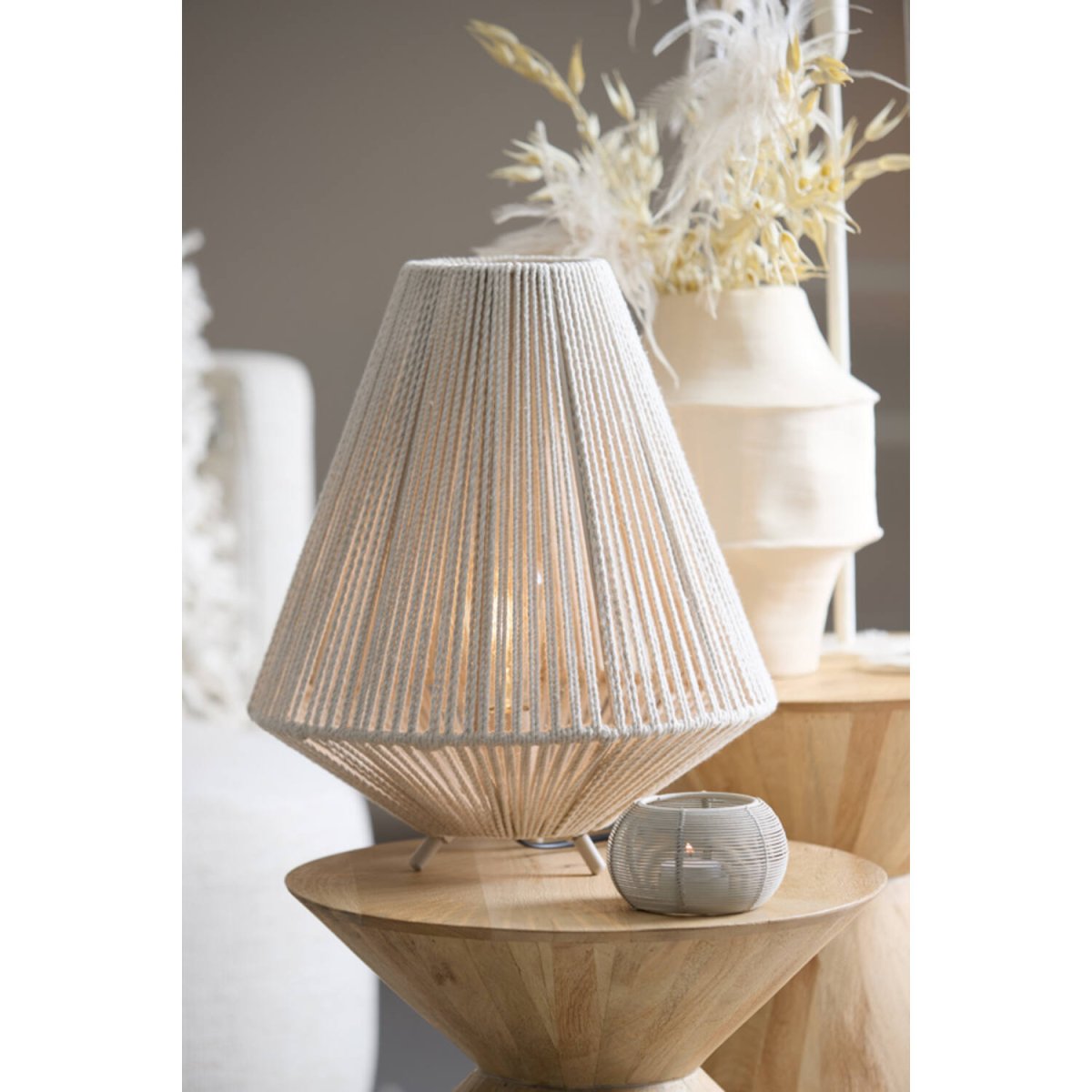 Felida 40cm Krämvit bordslampa från Light & Living - Den geometriska formen och det mjuka materialet ger en bohemisk och naturlig k&auml;nsla, perfekt f&ouml;r att addera en mysig atmosf&auml;r i ditt hem.