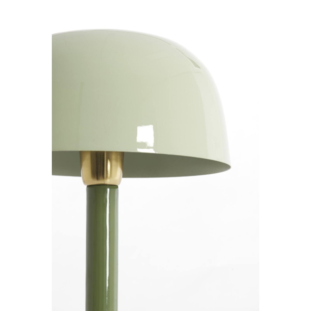 Marivet 37cm Grön bordslampa från Light & Living - Den minimalistiska formen och den blanka ytan ger ett modernt och elegant intryck som passar lika bra i vardagsrummet som p&aring; skrivbordet eller s&auml;ngbordet.