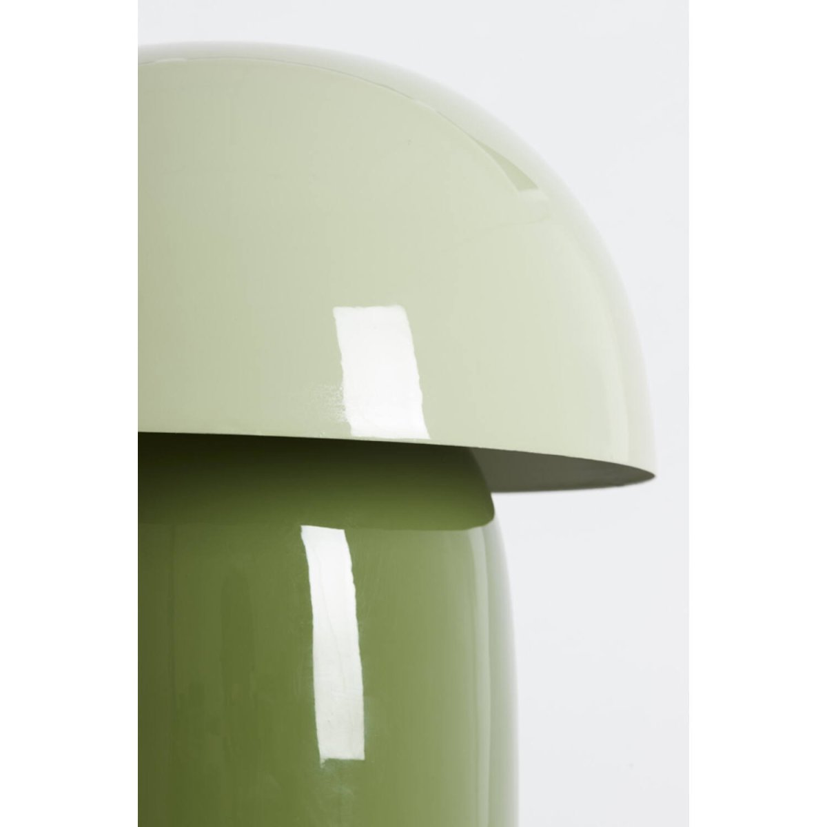 Mimosa 34cm Grön bordslampa från Light & Living - Den har en varm f&auml;rgkombination med en ljusgr&ouml;n sk&auml;rm och en olivgr&ouml;n fot som skapar ett mjukt och harmoniskt uttryck.