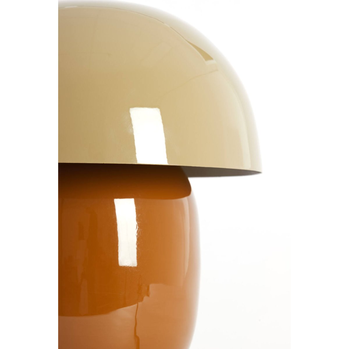 Mimosa 34cm Brun bordslampa från Light & Living - Den har en varm f&auml;rgkombination med en sandf&auml;rgad sk&auml;rm och en brun fot som skapar ett mjukt och harmoniskt uttryck.