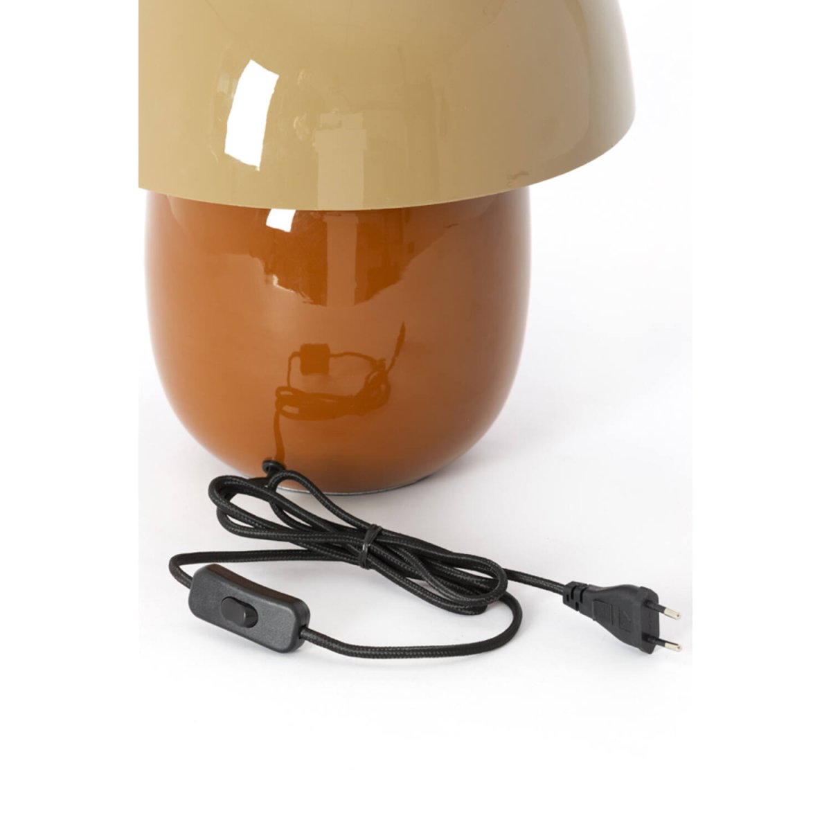 Mimosa 34cm Brun bordslampa från Light & Living - Den har en varm f&auml;rgkombination med en sandf&auml;rgad sk&auml;rm och en brun fot som skapar ett mjukt och harmoniskt uttryck.