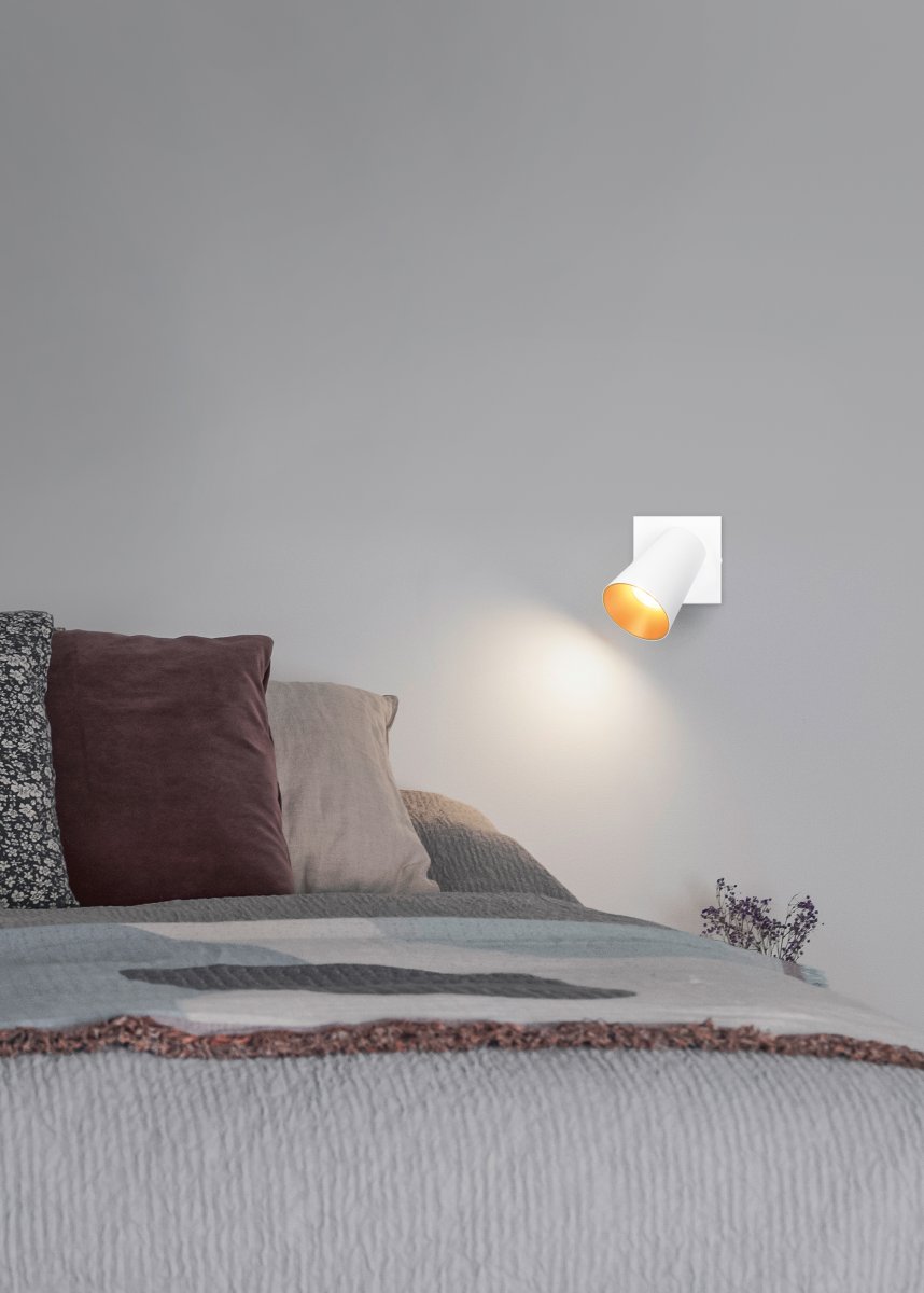 Sharp Vit läslampa från Trio Lighting - &nbsp;Lampan kan ocks&aring; t&auml;ndas och sl&auml;ckas med en str&ouml;mbrytaren p&aring; v&auml;ggf&auml;stet som ett alternativ till den vanliga str&ouml;mbrytaren.