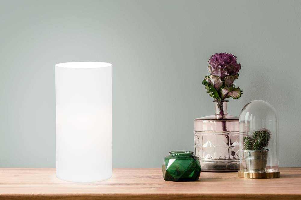 Geo 20cm Vit bordslampa från Eglo - Denna cylinderformade bordslampa i frostat vitt glas ger ett mjukt och j&auml;mnt ljus, perfekt f&ouml;r en avslappnad atmosf&auml;r i hemmet.