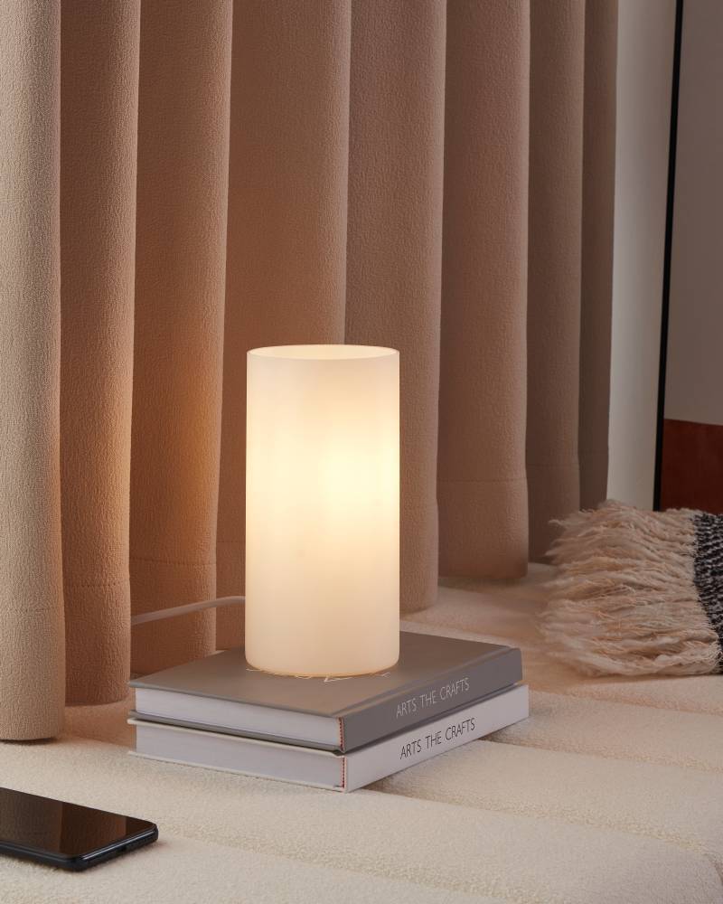 Geo 20cm Vit bordslampa från Eglo - Denna cylinderformade bordslampa i frostat vitt glas ger ett mjukt och j&auml;mnt ljus, perfekt f&ouml;r en avslappnad atmosf&auml;r i hemmet.