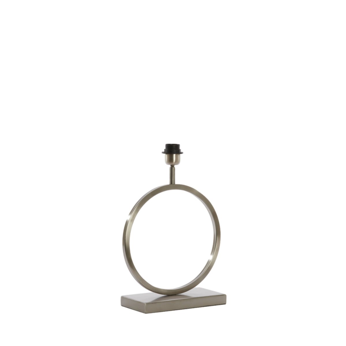 Liva 42cm Silver från Light & Living - Den silvriga finishen reflekterar ljuset vackert och ger en varm och inbjudande atmosf&auml;r.
