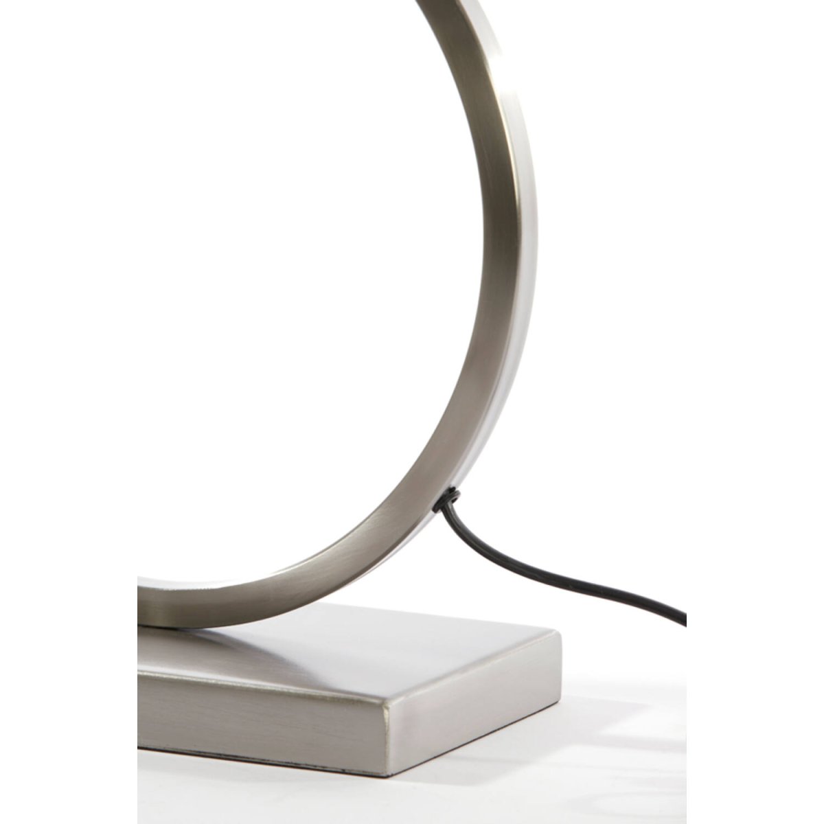 Liva 42cm Silver från Light & Living - Den silvriga finishen reflekterar ljuset vackert och ger en varm och inbjudande atmosf&auml;r.