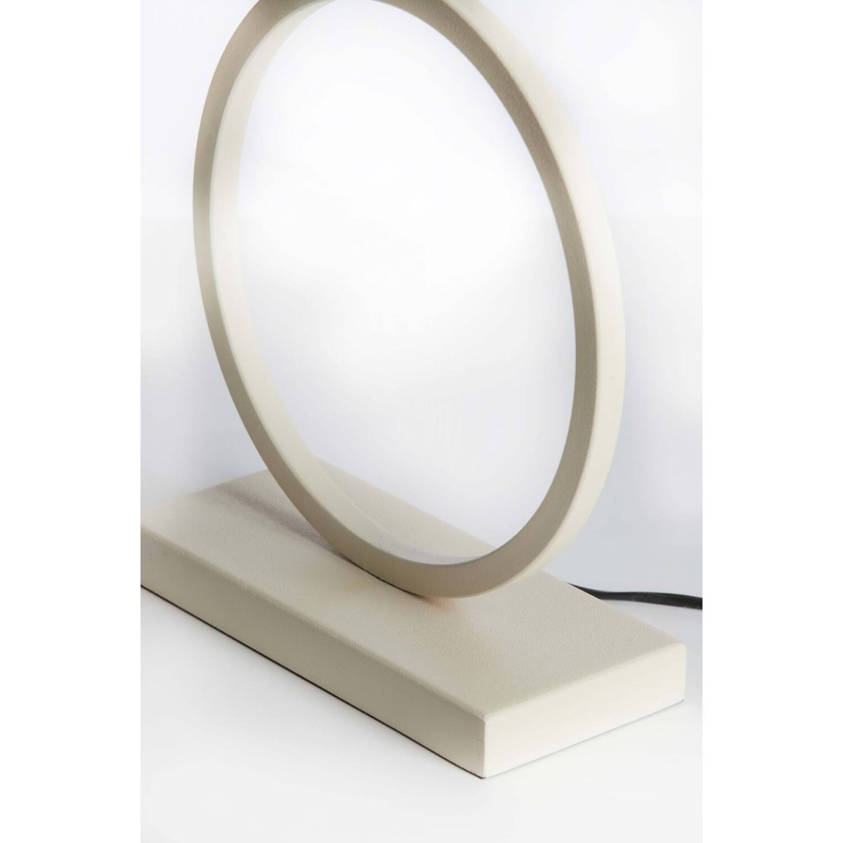Liva 43cm Krämvit från Light & Living - Den runda formen och den kr&auml;mvita finishen ger lampfoten ett stilrent och sofistikerat uttryck.