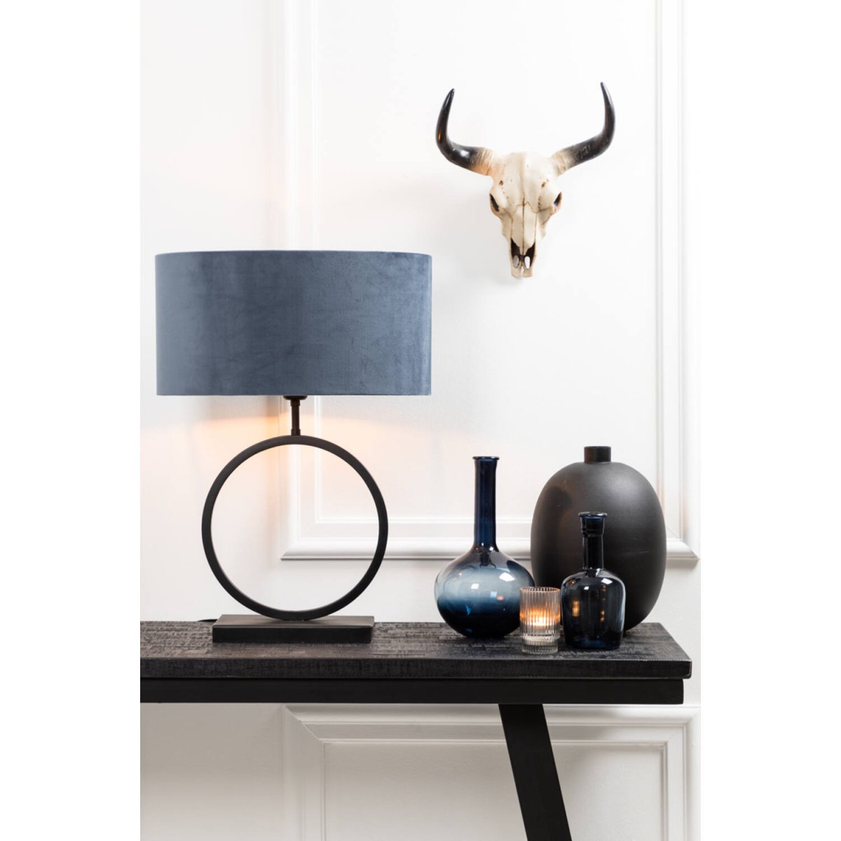 Liva 43cm Svart från Light & Living - Den runda formen och den mattsvarta metallfinishen ger lampfoten ett stilrent och sofistikerat uttryck.