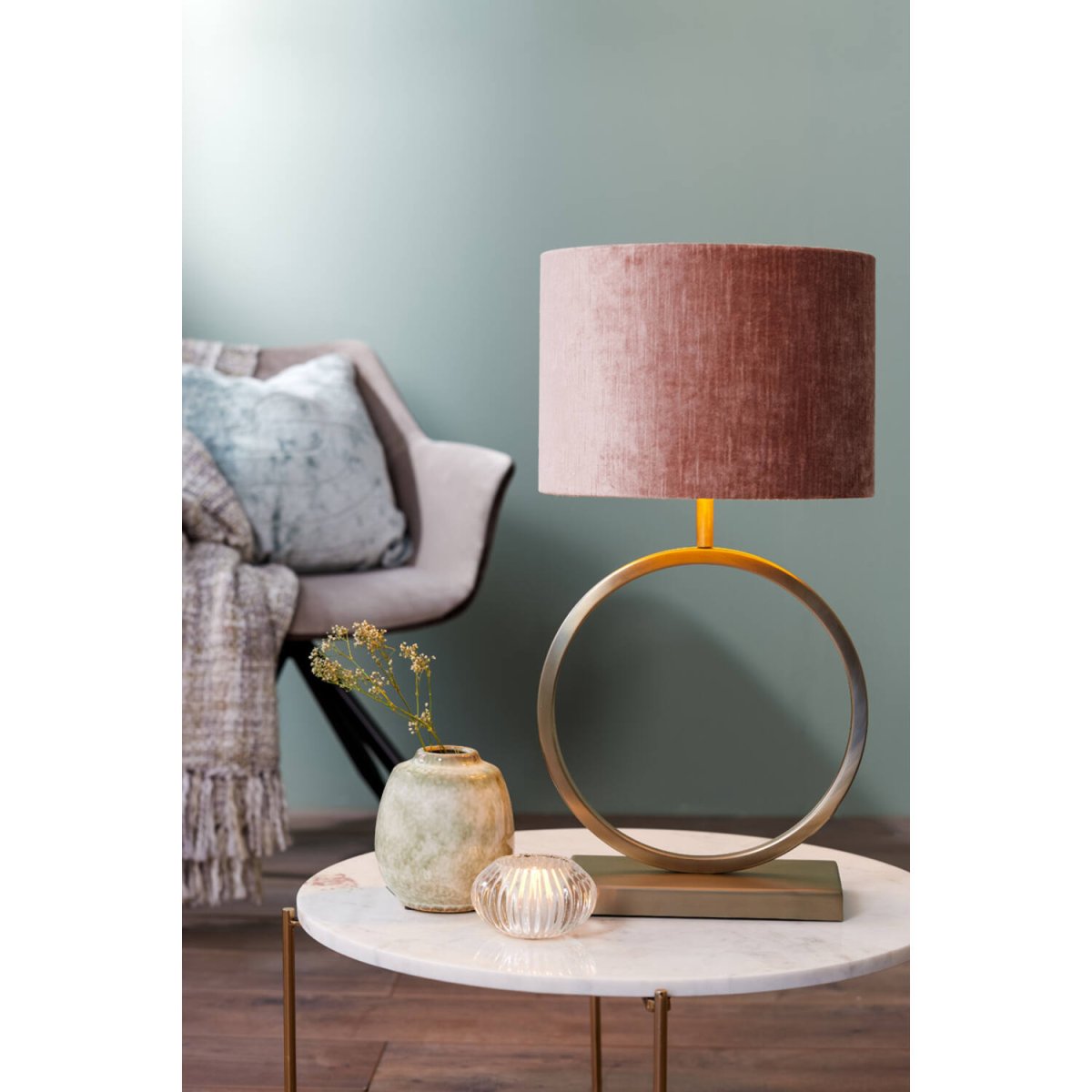 Liva 42cm Guld från Light & Living - Den ljusa guldfinishen reflekterar ljuset vackert och ger en varm och inbjudande atmosf&auml;r.