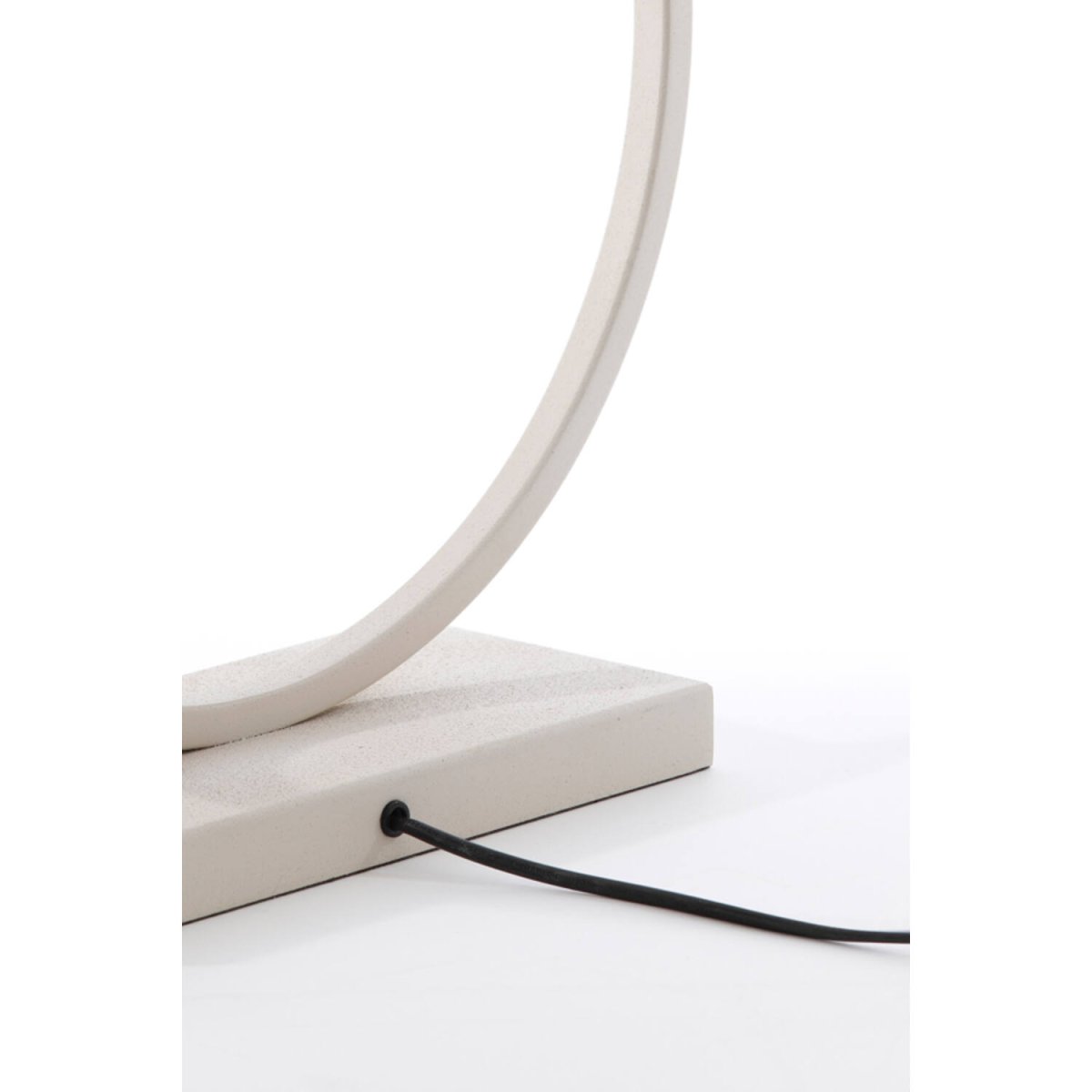 Liva 53cm Krämvit från Light & Living - Den runda formen och den kr&auml;mvita finishen ger lampfoten ett stilrent och sofistikerat uttryck.