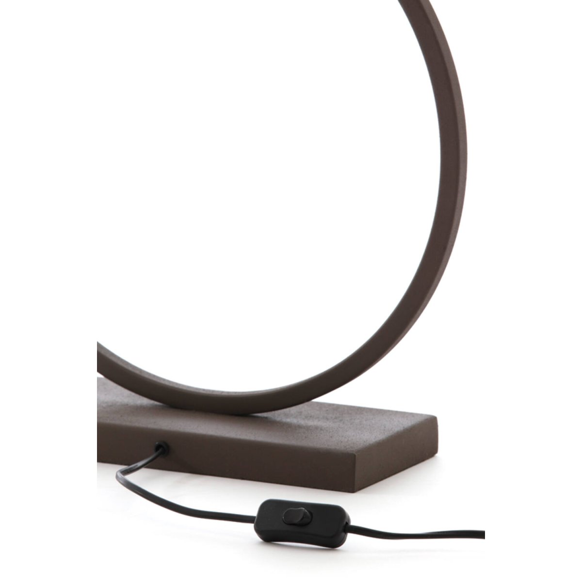 Liva 53cm Brun från Light & Living - Den runda formen och den bruna finishen ger lampfoten ett stilrent och sofistikerat uttryck.