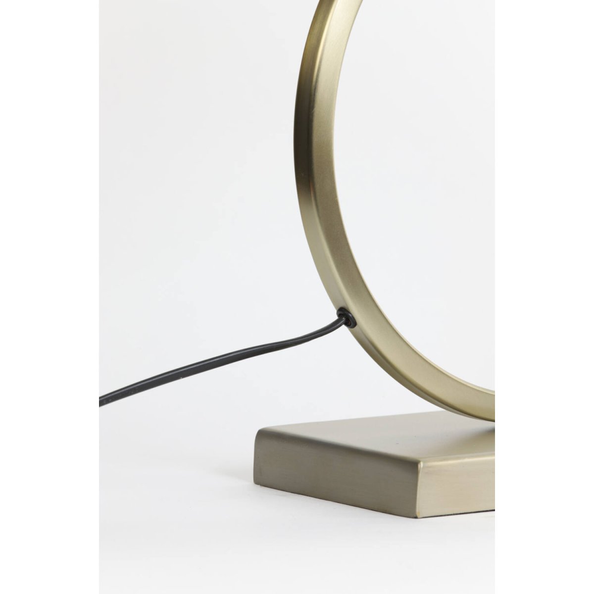 Liva 52cm Guld från Light & Living - Den ljusa guldfinishen reflekterar ljuset vackert och ger en varm och inbjudande atmosf&auml;r.