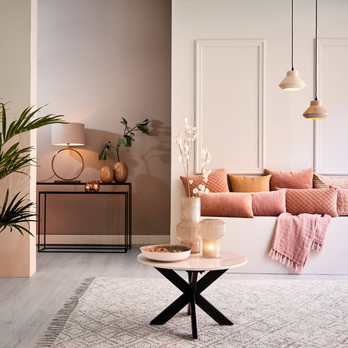 Liva 52cm Guld från Light & Living - Den ljusa guldfinishen reflekterar ljuset vackert och ger en varm och inbjudande atmosf&auml;r.