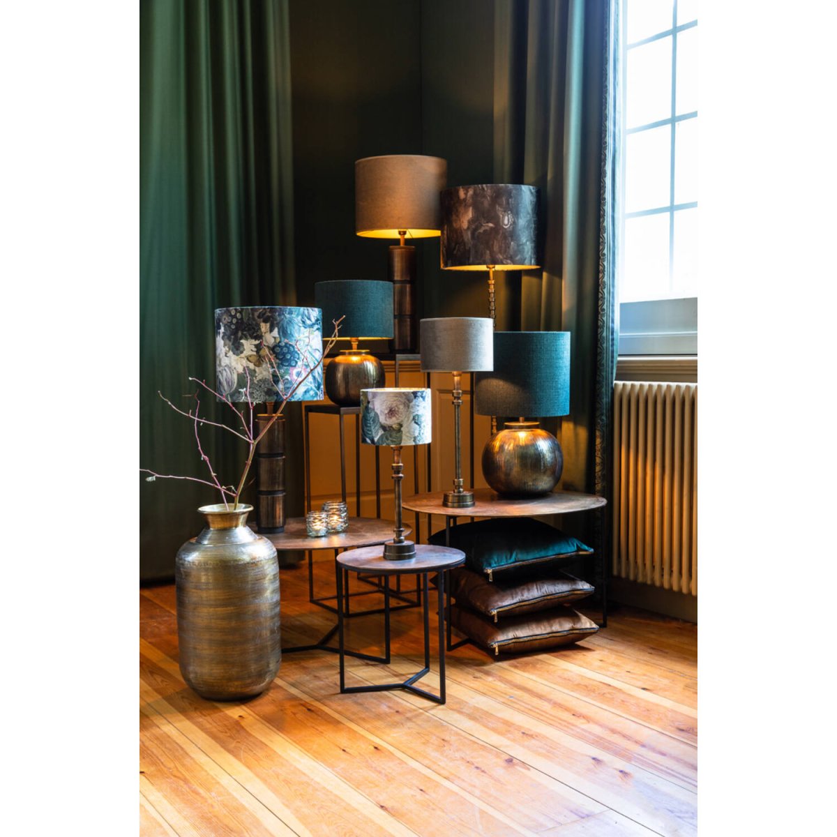 Bolcho 38cm Brons från Light & Living - Tillverkad i metall med en vacker antik bronfinish, har denna lampfot en rundad och mjukt hamrad yta som ger ett unikt och exklusivt uttryck.