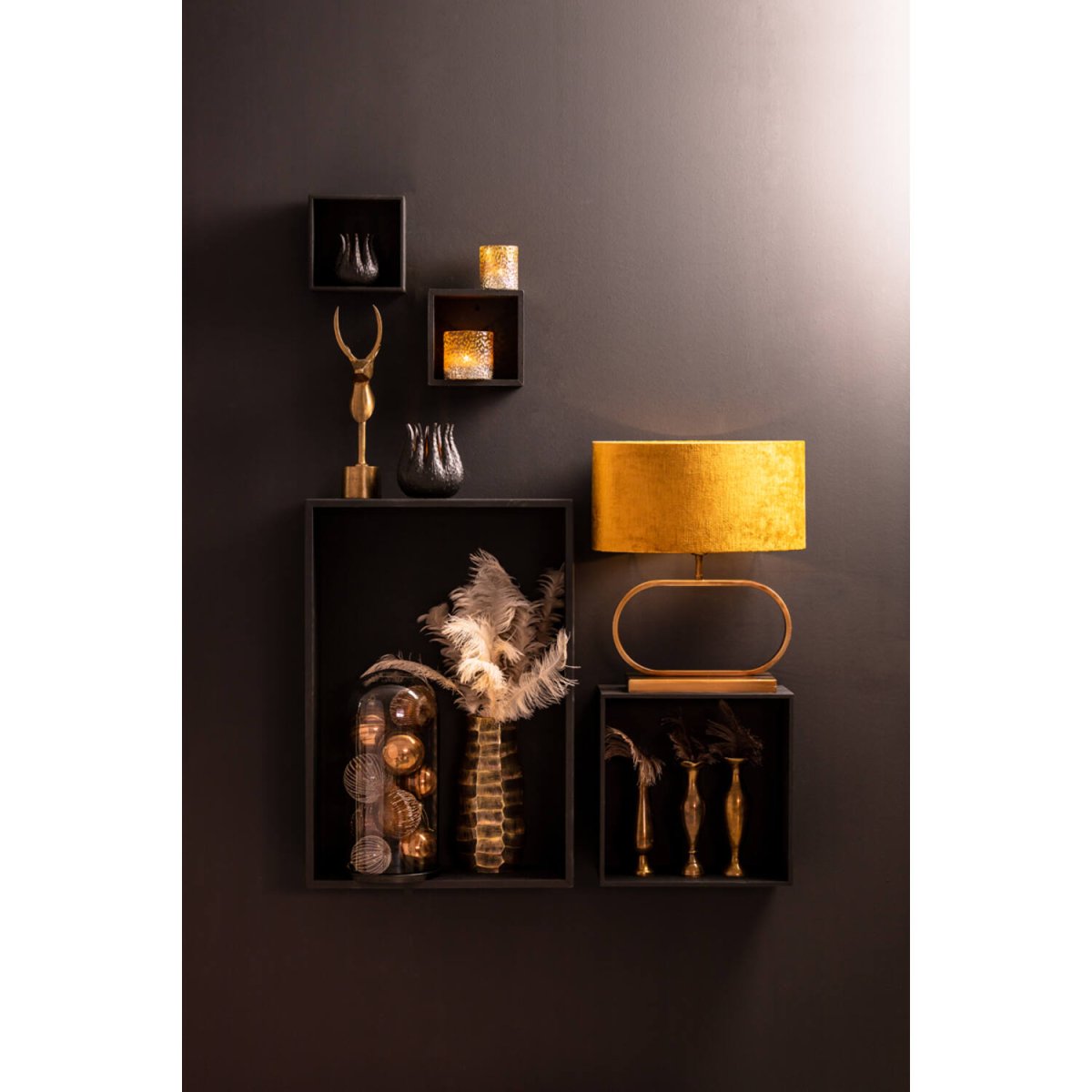 Jamiro 30cm Brons från Light & Living - Den ovala formen i antik bronsfinish ger lampfoten ett elegant och luftigt uttryck, perfekt f&ouml;r dig som vill ha en diskret men &auml;nd&aring; i&ouml;gonfallande detalj i ditt hem.