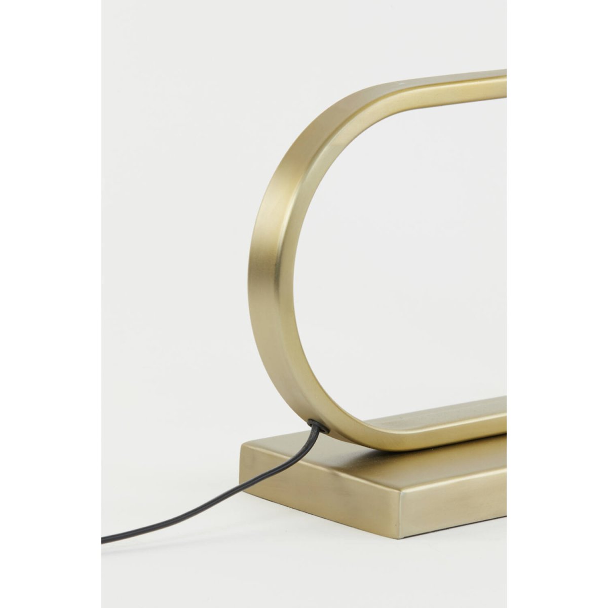 Jamiro 30cm Guld från Light & Living - Den ovala formen i ljus guldfinish ger lampfoten ett elegant och luftigt uttryck, perfekt f&ouml;r dig som vill ha en diskret men &auml;nd&aring; i&ouml;gonfallande detalj i ditt hem.