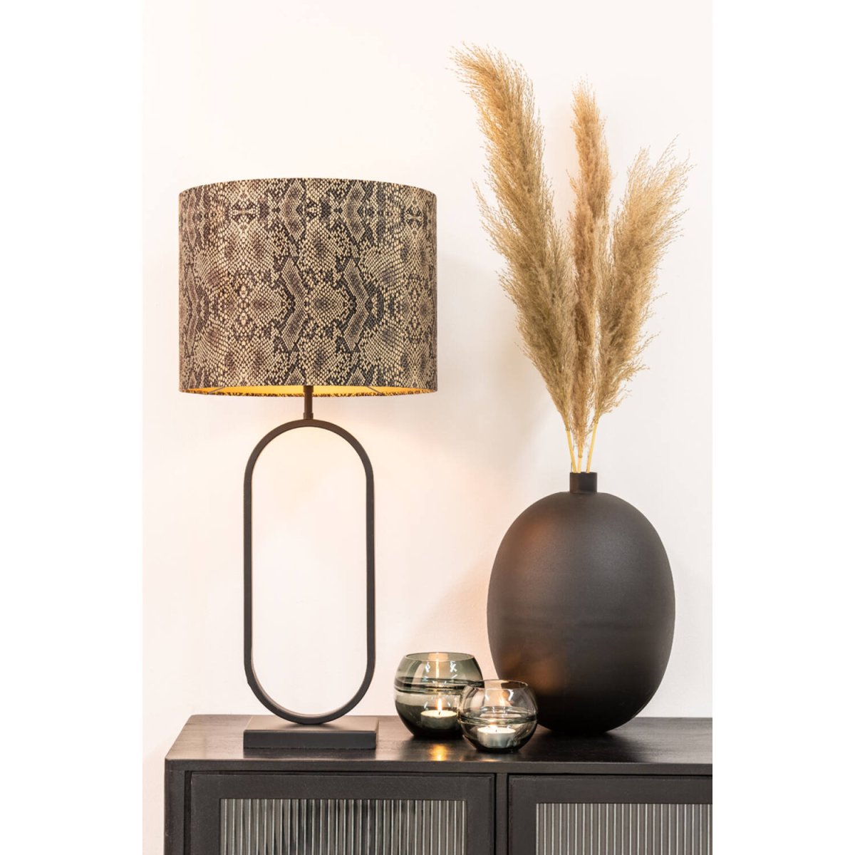 Jamiri 55cm Svart från Light & Living - Dess luftiga och symmetriska form g&ouml;r den till ett harmoniskt inslag i b&aring;de moderna och traditionella hem.