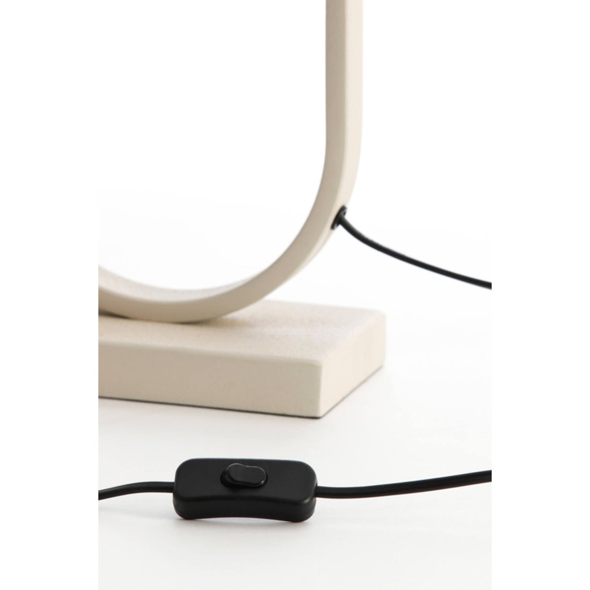 Jamiri 55cm Krämvit från Light & Living - Dess luftiga och symmetriska form g&ouml;r den till ett harmoniskt inslag i b&aring;de moderna och traditionella hem.
