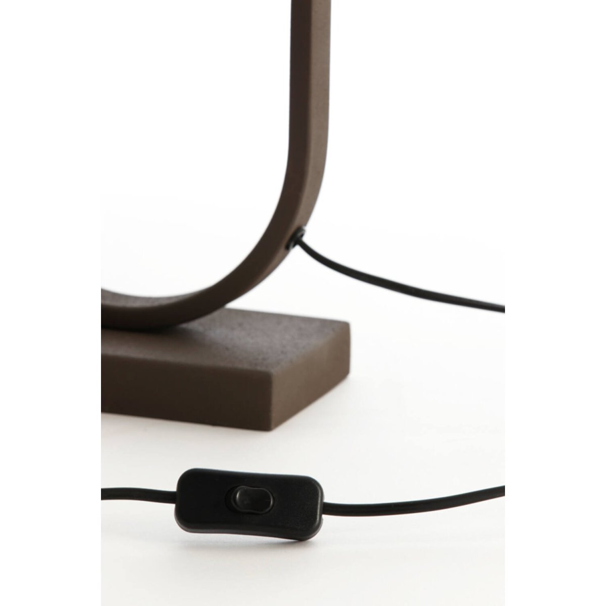 Jamiri 55cm Brun från Light & Living - Dess luftiga och symmetriska form g&ouml;r den till ett harmoniskt inslag i b&aring;de moderna och traditionella hem.
