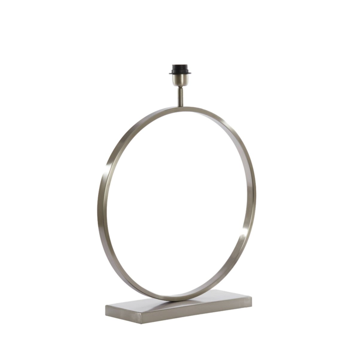 Liva 62cm Silver från Light & Living - Den silvriga finishen reflekterar ljuset vackert och ger en varm och inbjudande atmosf&auml;r.