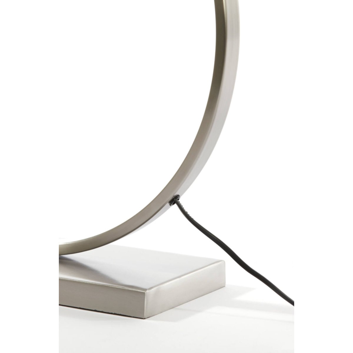Liva 62cm Silver från Light & Living - Den silvriga finishen reflekterar ljuset vackert och ger en varm och inbjudande atmosf&auml;r.
