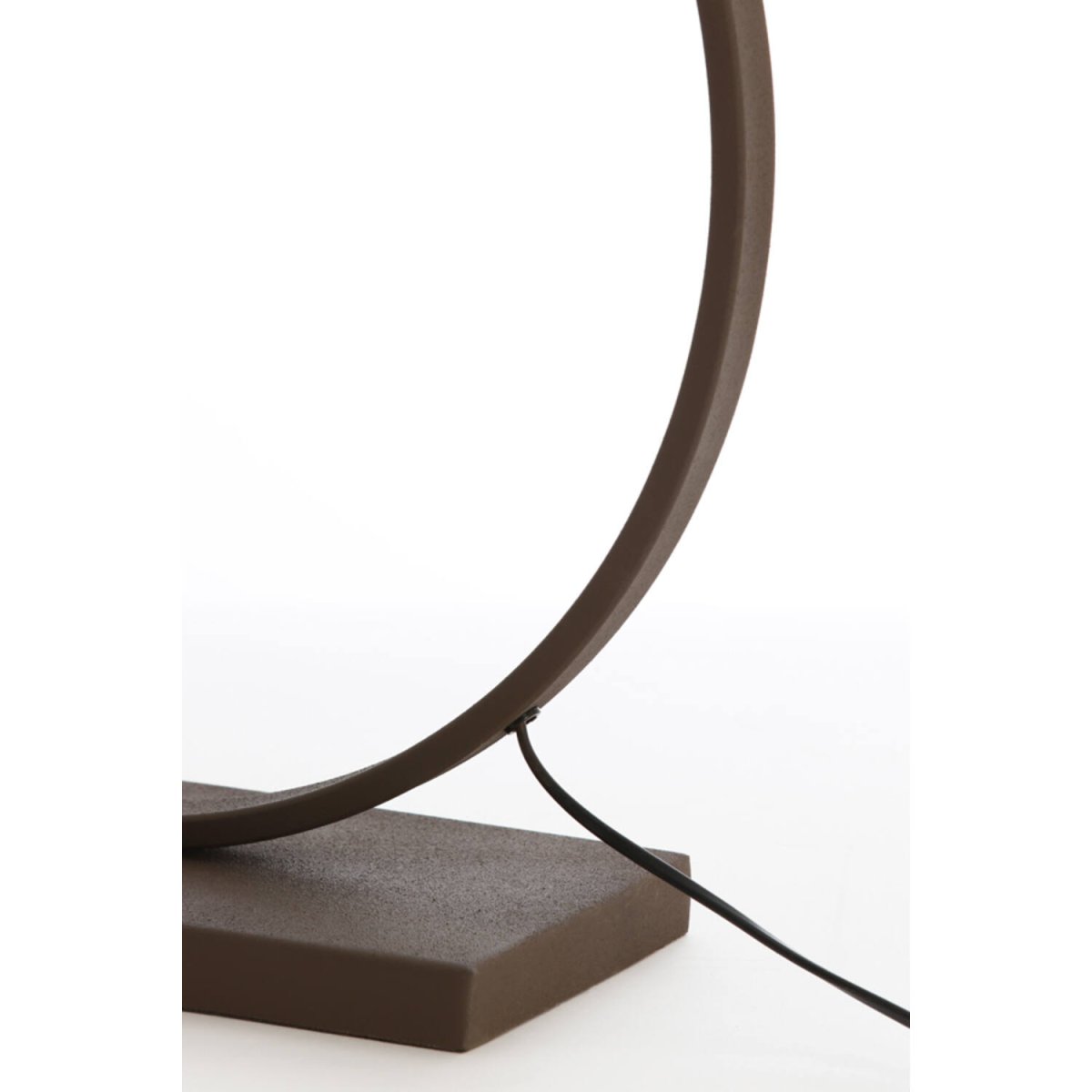 Liva 64cm Brun från Light & Living - Den runda formen och den bruna finishen ger lampfoten ett stilrent och sofistikerat uttryck.